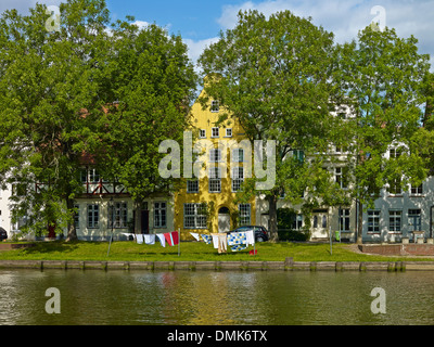 Häuser am Fluss Trave, Lübeck, Schleswig-Holstein, Deutschland Stockfoto