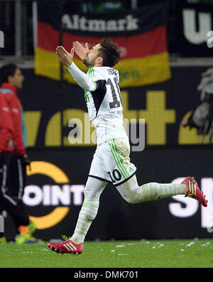 Wolfsburg, Deutschland. 14. Dezember 2013. Wolfsburgs Diego feiert sein 2: 0-Tor in der Bundesliga-Fußballspiel zwischen VfL Wolfsburg und VfB Stuttgart in der Volkswagen Arena in Wolfsburg, Deutschland, 14. Dezember 2013. Foto: PETER STEFFEN/Dpa (Achtung: aufgrund der Akkreditierungsrichtlinien die DFL nur erlaubt die Veröffentlichung und Nutzung von bis zu 15 Bilder pro Spiel im Internet und in Online-Medien während des Spiels.) / Dpa/Alamy Live News Stockfoto