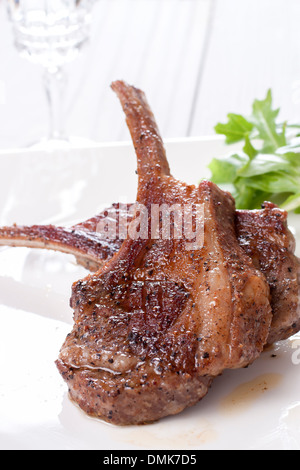 Lamb Chop Steak auf weißem Teller servierfertig Stockfoto