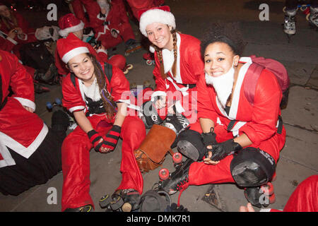 Trafalgar Square in London, 14. Dezember 2013. London SantaSkate 2013 Skater warten auf das Ereignis auf dem Trafalgar Square zu beginnen. Bildnachweis: Paul Davey/Alamy Live-Nachrichten Stockfoto