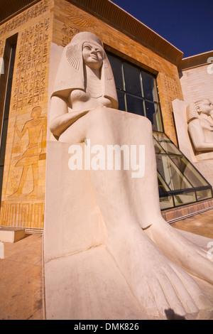 Ägyptische Statue in WAFI Mall in Dubai, Vereinigte Arabische Emirate Stockfoto