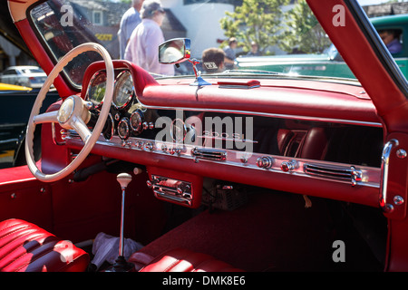 Mercedes-Benz 300SL Interieur in rot Stockfoto