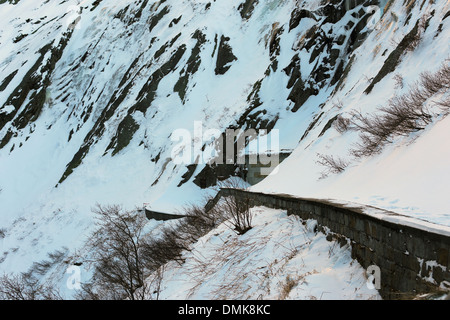 Detail der Suworows Denkmäler unter dem Schnee im Kanton Uri, Schweiz Stockfoto