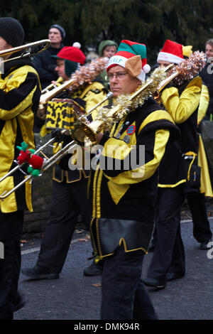 Wimborne, Dorset, Großbritannien. Dezember 2013. Die Zuschauer schauen sich die 25. Wimborne Save the Children Christmas Parade an. Gugge 2000, Gugge2000, Schweizer Guggemusik-Band Marching Band. Quelle: Carolyn Jenkins/Alamy Live News Stockfoto