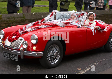 Wimborne, Dorset UK Samstag, 14. Dezember 2013. Die Zuschauer schauen sich die 25. Wimborne Save the Children Christmas Parade an. MGA Auto dekoriert mit Lametta. Stockfoto