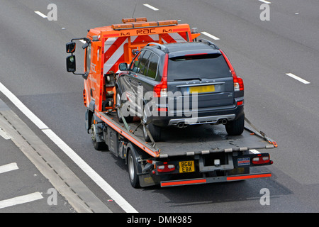 Rückseitenansicht der Antenne des RAC Pannenhubwerks Rettung eines Volvo-Autos auf der britischen Autobahn M25 Essex England UK Stockfoto