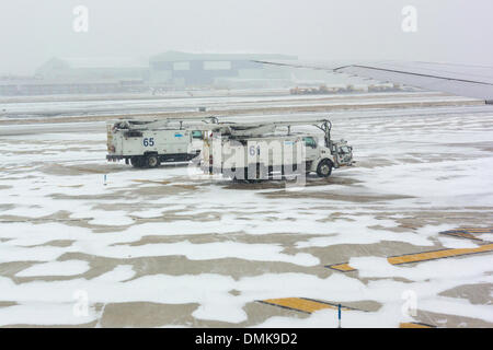 Enteisung Ausrüstung am Stand von EWR Newark Liberty International Airport, New Jersey, USA im Winterschnee Sturm Electra Umstieg der Nordostregion Flughafen Verzögerungen verursachen. Landebahn des Flughafens mit Schnee bedeckt. Bildnachweis: Gregory Gard/Alamy Live-Nachrichten Stockfoto