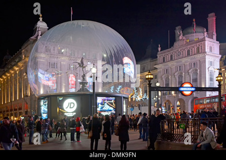 Piccadilly Circus mit Eros-Statue eingesponnen in einer großen Schnee Kugel Blase zu Weihnachten als Anti Vandalismus Maßnahme Stockfoto