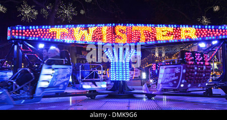Leicester Square Weihnachten Festplatz nachts mit Leuten auf Twister ride Stockfoto