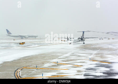 Flughafen Newark, NJ, USA. Verschneite Piste am Newark Liberty International Airport (EWR), New Jersey, USA im Winterschnee Sturm Electra in der Nordostregion überfahren. Schlechte Sichtbarkeit verursacht Reiseverzögerungen. Bildnachweis: Gregory Gard/Alamy Live-Nachrichten Stockfoto