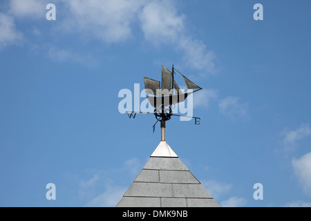 Ein Schiff Wetterfahne auf ein Gebäude am Burnham-on-Sea, England Stockfoto