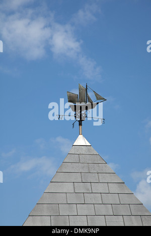 Ein Schiff Wetterfahne auf ein Gebäude am Burnham-on-Sea, England Stockfoto