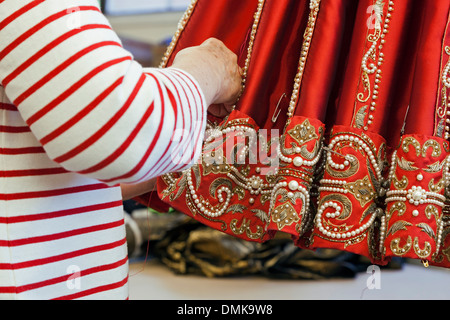 Näherin arbeiten auf Red Rock für die Pearl Fishers, Oper von Santa Fe, Santa Fe, New Mexico USA Stockfoto