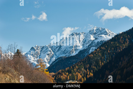 Piz Pisoc ist ein Berg in den Schweizer Alpen mit 3.173 Metern Höhe. Diese Aussicht von Westen hebt das zerklüftete Gelände und den hohen Gipfel hervor und bietet einen beeindruckenden Anblick für Wanderer und Bergsteiger in der Region. Stockfoto