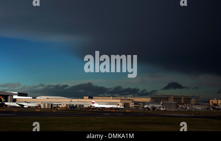 Dunkle Wolken über Flughafen Heathrow, London, England, mit Concorde im Hintergrund während des großen Sturms am 28. Oktober 2013 Stockfoto