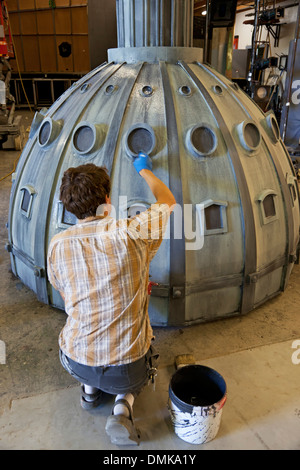 Maler arbeiten an faux Kirchenkuppel Bühne Bau Shop, Santa Fe Opera, Santa Fe, New Mexico USA Stockfoto