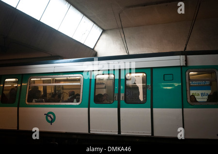 Paris u-Bahn in Gabriel Peri Métro-Station.  Gennevilliers, Hauts-de-Seine, Ile de France, Frankreich, Europa Stockfoto