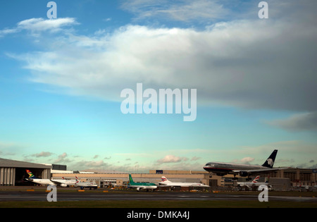 Aeromexico Flugzeug landet am Flughafen Heathrow, London, England, mit Concorde im Hintergrund während des großen Sturms am 28. Oktober 2013 Stockfoto