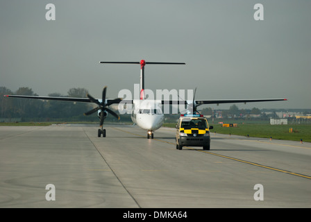 Österreichische Pfeile OE-LGJ kurz nach der Landung am Flughafen Innsbruck Stockfoto