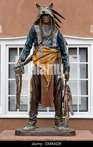 Skulptur des indischen Krieger (von Dave McGary), Galerie Meyer, Canyon Road, Santa Fe, New Mexico USA Stockfoto