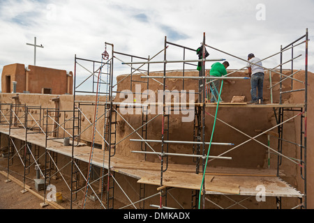 Freiwillige Dominic Bailon (links) und Brandon Calabazas arbeiten nach der Wiederherstellung der San Miguel Church, Santa Fe, New Mexico USA Stockfoto