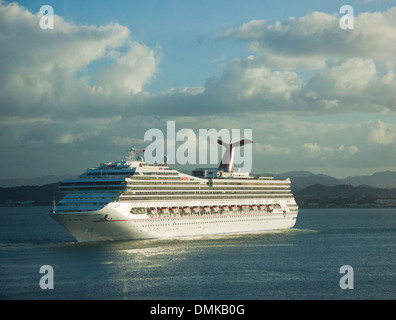 Carnival Conquest Kreuzfahrtschiff Einfahrt Hafen in San Juan, Puerto Rico Stockfoto