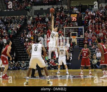 Indianapolis, Indiana, USA. 14. Dezember 2013. 14. Dezember 2013: Tip-off des Crossroads-Klassikers zwischen die Notre Dame Fighting Irish und die Indiana Hoosiers an Banker Leben Fieldhouse in Indianapolis, Indiana. Notre Dame gewann 79-72. Bildnachweis: Csm/Alamy Live-Nachrichten Stockfoto