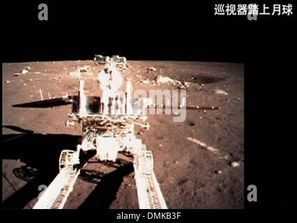 (131215)--Peking, 15. Dezember 2013 (Xinhua)--A video greifen zeigt Chinas erste Mondrover, Yutu oder Jade-Kaninchen, Trennung von Chang'e-3 Mond Lander frühen 15. Dezember 2013. Der sechsrädrige Rover trennte sich von der Lander früh am Sonntag mehrere Stunden nach der Chang'e-3-Sonde auf dem Mond zerstörte. (Xinhua) (Ry) Stockfoto