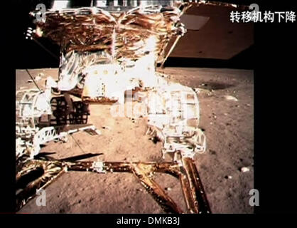 (131215)--Peking, 15. Dezember 2013 (Xinhua)--A video greifen zeigt Chinas erste Mondrover, Yutu oder Jade-Kaninchen, Trennung von Chang'e-3 Mond Lander frühen 15. Dezember 2013. Der sechsrädrige Rover trennte sich von der Lander früh am Sonntag mehrere Stunden nach der Chang'e-3-Sonde auf dem Mond zerstörte. (Xinhua) (Ry) Stockfoto