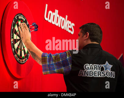 London, UK. 14. Dezember 2013. Gary Anderson (Schottland) [18] im Kampf gegen Mark Dudbridge (England) während der Ladbrokes World Darts Championships von Alexandra Palace. Bildnachweis: Aktion Plus Sport/Alamy Live-Nachrichten Stockfoto