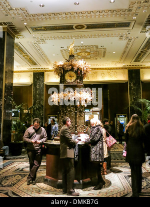 Kunstvoll geschnitzten Bronze Uhr in das Hotel Waldorf-Astoria, New York Stockfoto