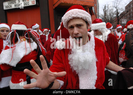 Vancouver. 15. Dezember 2013. Ein Mann verkleidet im Weihnachtsmannkostüm beteiligt sich an der jährlichen SantaCon 2013 in Vancouver, Kanada, am Dec.14, 2013. SantaCon ist ein jährliches Treffen der Masse von Menschen gekleidet im Weihnachtsmann-Kostüme in Städten auf der ganzen Welt öffentlich zur Schau. Bildnachweis: Sergei Bachlakov/Xinhua/Alamy Live-Nachrichten Stockfoto