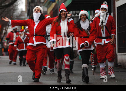 Vancouver. 15. Dezember 2013. Eine Gruppe von Menschen verkleidet in Santa und seine Helfer Anzüge 2013 an der jährlichen SantaCon 2013 in Vancouver, Kanada, am Dec.14, teilnehmen. SantaCon ist ein jährliches Treffen der Masse von Menschen gekleidet im Weihnachtsmann-Kostüme in Städten auf der ganzen Welt öffentlich zur Schau. Bildnachweis: Sergei Bachlakov/Xinhua/Alamy Live-Nachrichten Stockfoto