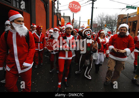 Vancouver. 15. Dezember 2013. Hunderte von Menschen in der Weihnachtsmann und seine Helfer Anzüge gekleidet nehmen an der jährlichen SantaCon 2013 in Vancouver, Kanada, am Dec.14, 2013 Teil. SantaCon ist ein jährliches Treffen der Masse von Menschen gekleidet im Weihnachtsmann-Kostüme in Städten auf der ganzen Welt öffentlich zur Schau. Bildnachweis: Sergei Bachlakov/Xinhua/Alamy Live-Nachrichten Stockfoto