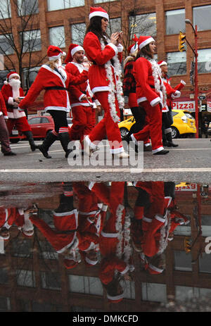 Vancouver. 15. Dezember 2013. Hunderte von Menschen in der Weihnachtsmann und seine Helfer Anzüge gekleidet nehmen an der jährlichen SantaCon 2013 in Vancouver, Kanada, am Dec.14, 2013 Teil. SantaCon ist ein jährliches Treffen der Masse von Menschen gekleidet im Weihnachtsmann-Kostüme in Städten auf der ganzen Welt öffentlich zur Schau. Bildnachweis: Sergei Bachlakov/Xinhua/Alamy Live-Nachrichten Stockfoto