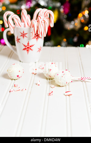 Pfefferminze, die Schoko-Cake pops in weißer Schokolade und Süßigkeiten Zuckerrohr Bits getaucht. Stockfoto