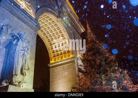 New York, NY 14. Dezember 2013. Washington Square Arch und Weihnachtsbaum während der ersten Schneesturm der Saison. Der schnelllebigen Sturm, die aus Missouri nach Maine gestreckt, wird voraussichtlich einen Fuß von Schnee oder mehr im Nordosten fallen. Bildnachweis: Stacy Walsh Rosenstock/Alamy Live-Nachrichten Stockfoto