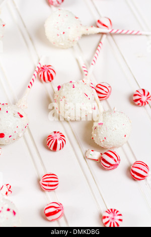 Pfefferminze, die Schoko-Cake pops in weißer Schokolade und Süßigkeiten Zuckerrohr Bits getaucht. Stockfoto