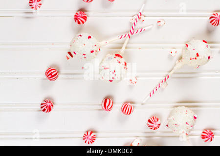 Pfefferminze, die Schoko-Cake pops in weißer Schokolade und Süßigkeiten Zuckerrohr Bits getaucht. Stockfoto