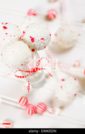 Pfefferminze, die Schoko-Cake pops in weißer Schokolade und Süßigkeiten Zuckerrohr Bits getaucht. Stockfoto