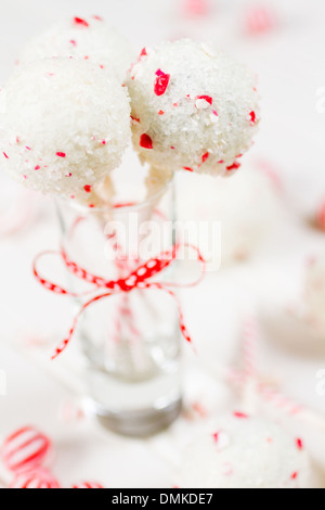 Pfefferminze, die Schoko-Cake pops in weißer Schokolade und Süßigkeiten Zuckerrohr Bits getaucht. Stockfoto