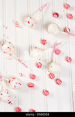 Pfefferminze, die Schoko-Cake pops in weißer Schokolade und Süßigkeiten Zuckerrohr Bits getaucht. Stockfoto