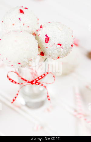 Pfefferminze, die Schoko-Cake pops in weißer Schokolade und Süßigkeiten Zuckerrohr Bits getaucht. Stockfoto