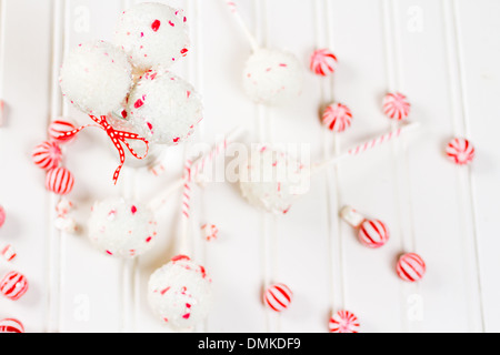 Pfefferminze, die Schoko-Cake pops in weißer Schokolade und Süßigkeiten Zuckerrohr Bits getaucht. Stockfoto