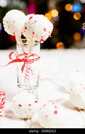 Pfefferminze, die Schoko-Cake pops in weißer Schokolade und Süßigkeiten Zuckerrohr Bits getaucht. Stockfoto