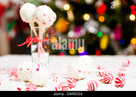 Pfefferminze, die Schoko-Cake pops in weißer Schokolade und Süßigkeiten Zuckerrohr Bits getaucht. Stockfoto