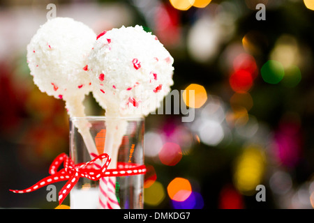 Pfefferminze, die Schoko-Cake pops in weißer Schokolade und Süßigkeiten Zuckerrohr Bits getaucht. Stockfoto