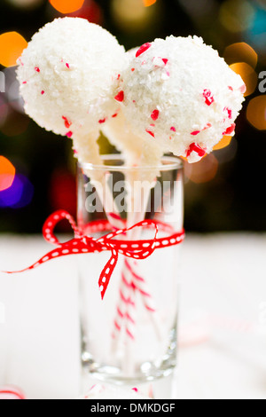 Pfefferminze, die Schoko-Cake pops in weißer Schokolade und Süßigkeiten Zuckerrohr Bits getaucht. Stockfoto