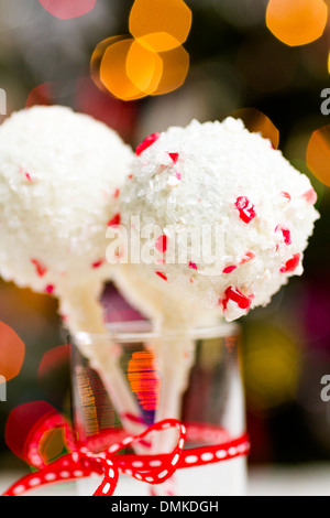 Pfefferminze, die Schoko-Cake pops in weißer Schokolade und Süßigkeiten Zuckerrohr Bits getaucht. Stockfoto