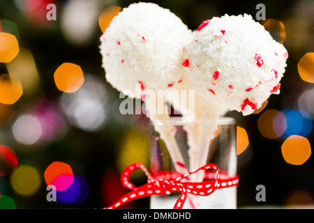 Pfefferminze, die Schoko-Cake pops in weißer Schokolade und Süßigkeiten Zuckerrohr Bits getaucht. Stockfoto